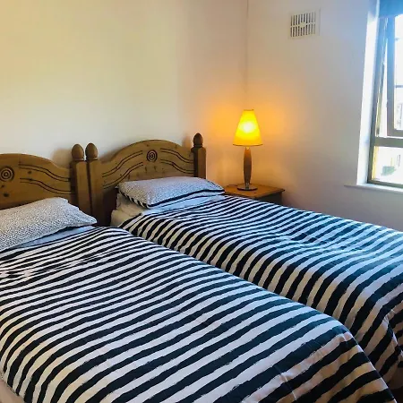 3 Bedroom Sleeping 5 And Only 15 Minute's Walk From Hébergement de vacances