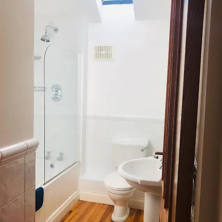 Stylish 3 Bedroom Townhouse Within A 15 Minute Stroll Of Nyaraló *