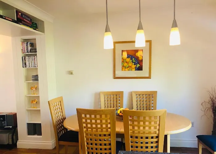 Feriehus Stylish 3 Bedroom Townhouse Within A 15 Minute Stroll Of