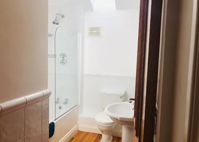 Stylish 3 Bedroom Townhouse Within A 15 Minute Stroll Of Feriehus *