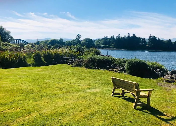 Stylish 3 Bedroom Townhouse Within A 15 Minute Stroll Of *